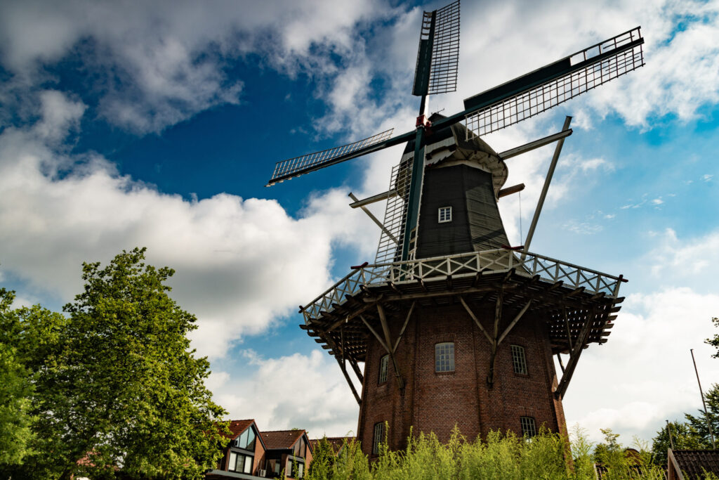 Meyers Mühle in Papenburg und schönem blauem Himmel mit weißen Wolken.